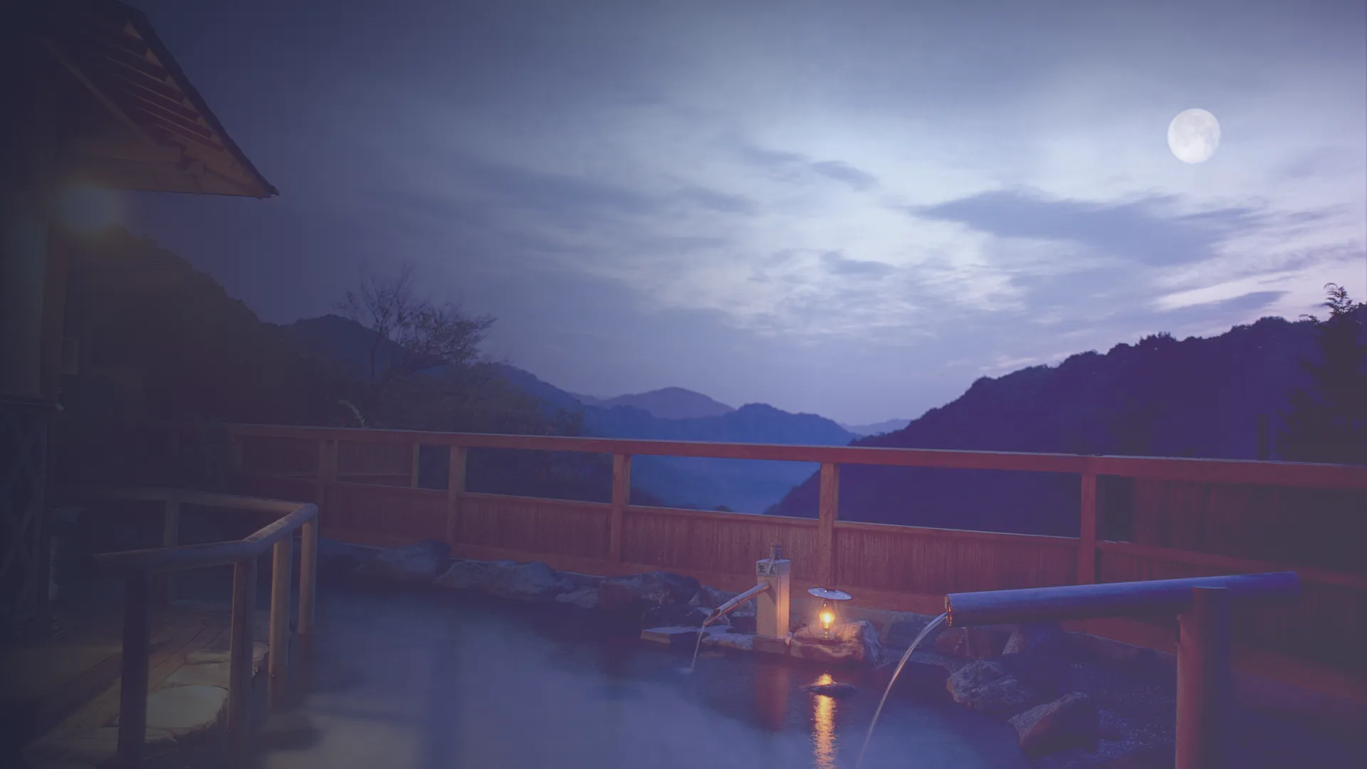 満月が照らす山間の夜空と露天風呂（観音温泉）からの風景